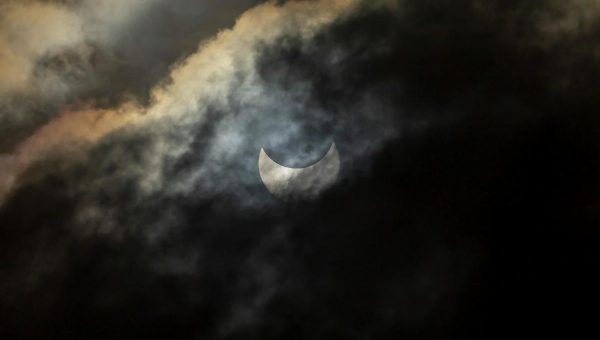 Eclissi e pianeti: l'emozione di osservare i fenomeni celesti con un semplice binocolo 3 Eclissi e pianeti: l’emozione di osservare i fenomeni celesti con un semplice binocolo